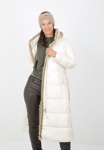 langer-weisser-steppmantel-damen-winteroutfit-aida-moda-refrath-bergisch-gladbach-damenboutique